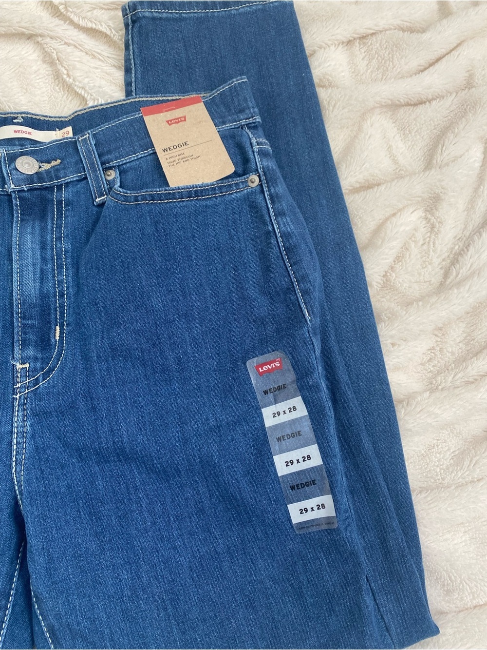 NWT Levi's Wedgie jeans medium wash Sz 29x28 - Picture 2 of 7